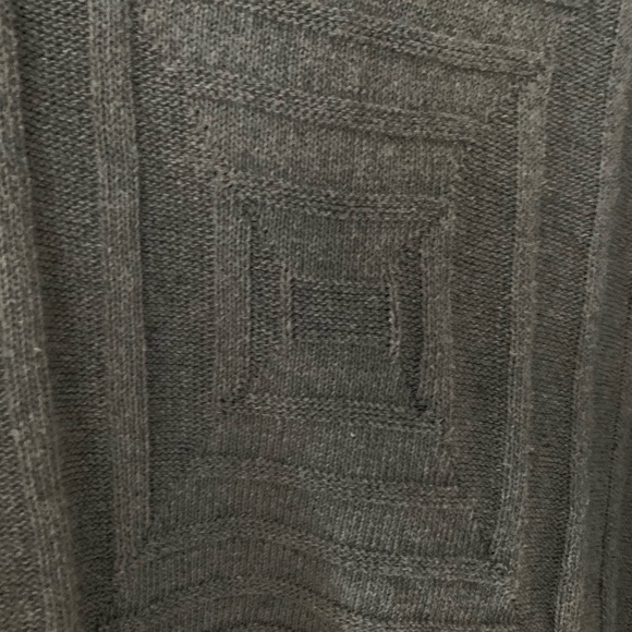 Gray sweater with geometric detail - Picture 2 of 5